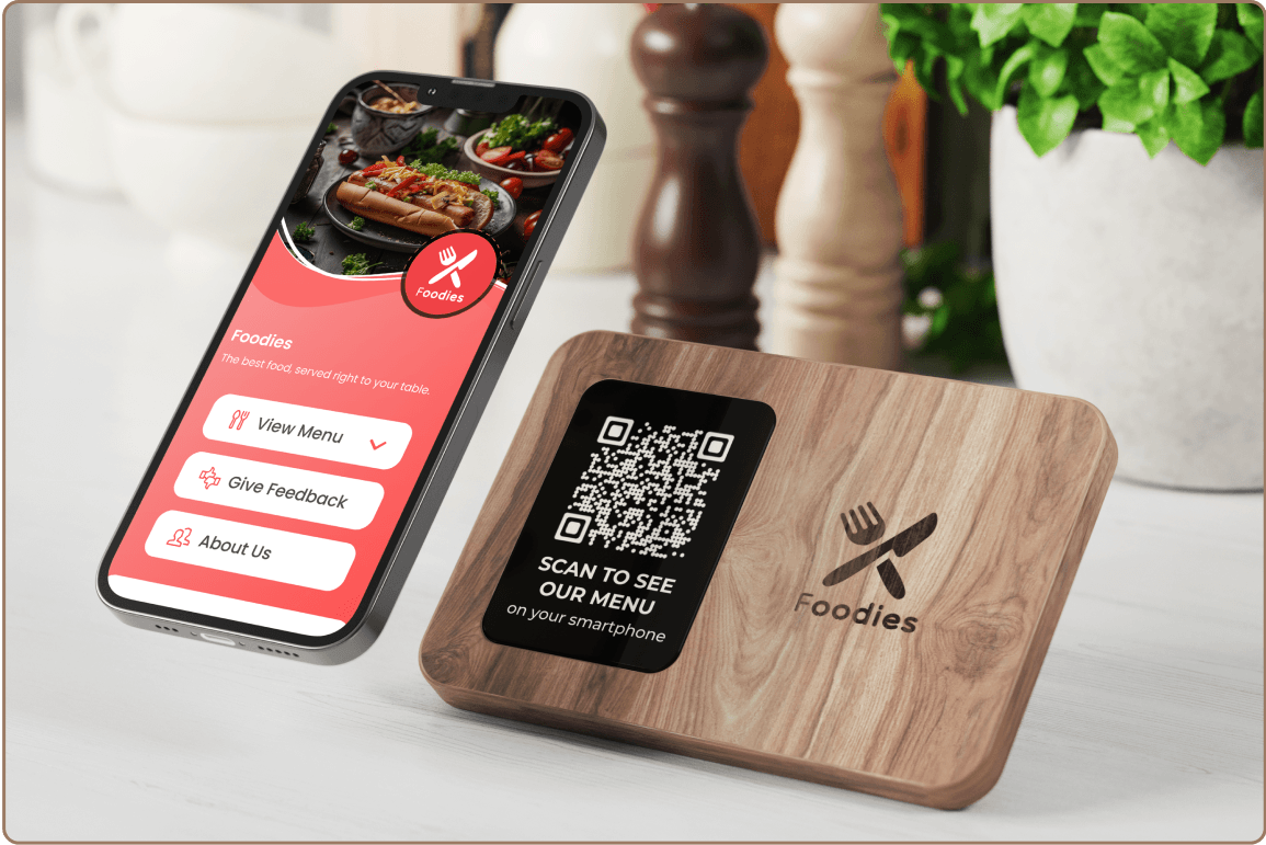 Un appareil numérisant un code QR dans un restaurant pour accéder au menu, aux commentaires et aux options.