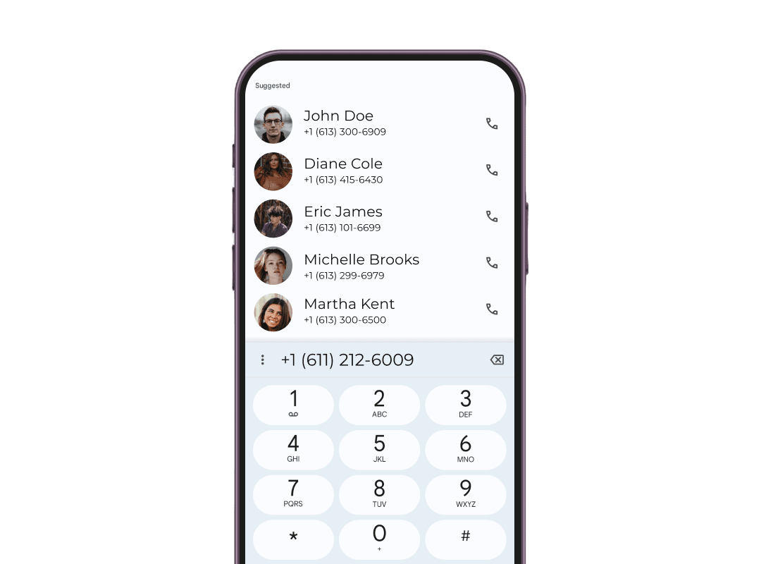Écran du smartphone affichant un numéro de contact sur le cadran en numérisant le type de numéro de téléphone du code QR pour un contact rapide.