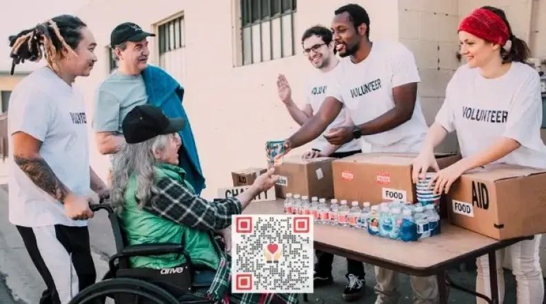 Les personnes se livrant à des activités caritatives avec un code QR, facilitant les dons.